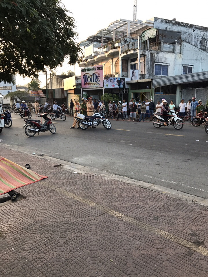 
Hiện trường đ&ocirc;i nam nữ &ocirc;m nhau chết được phong tỏa nghi&ecirc;m ngặt
