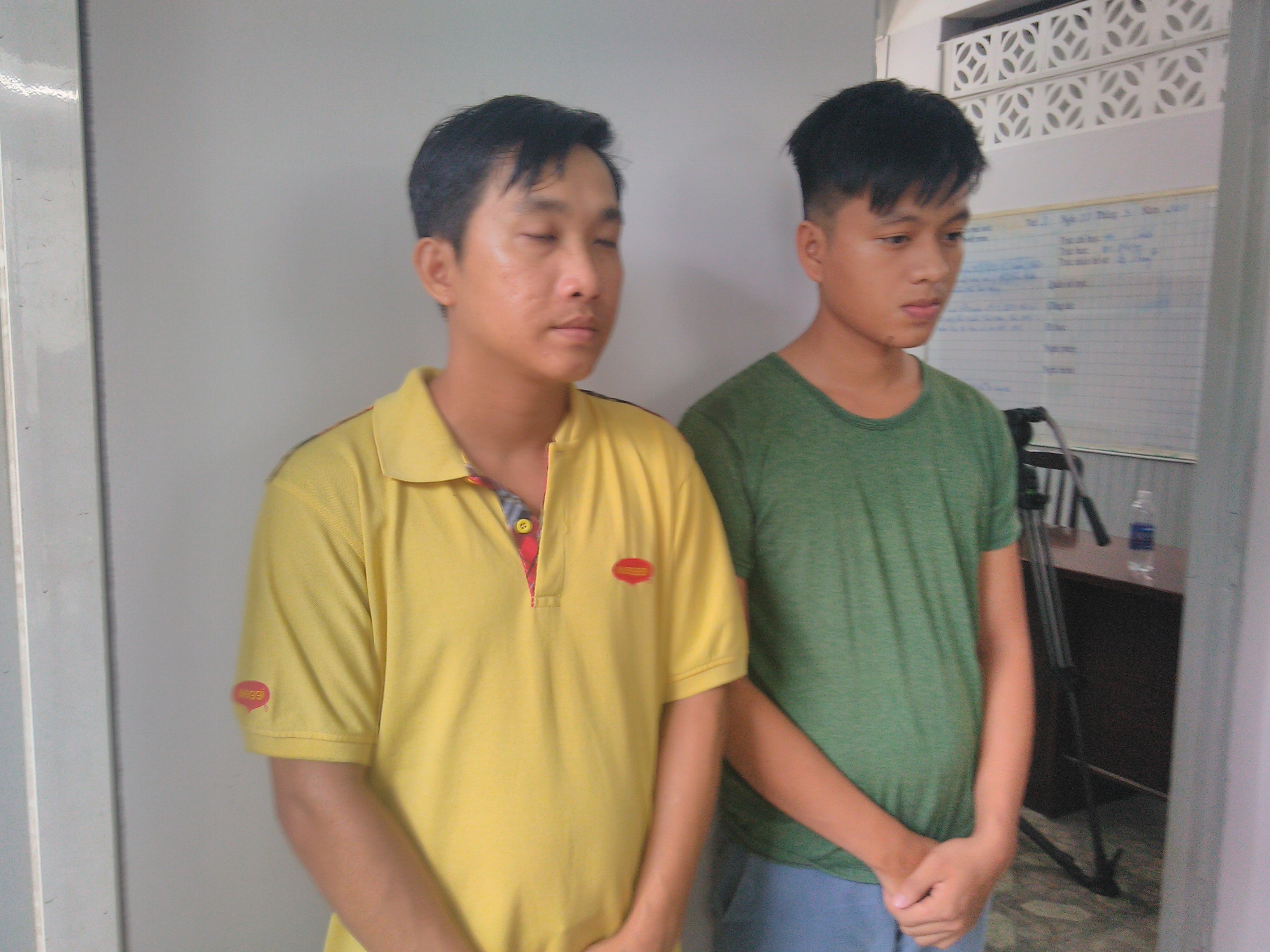 Long bờm (bên trái) và Tài nhớt tại trụ sở công an