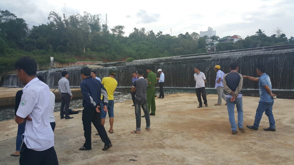 Lao xuống hồ cứu bạn, 2 học sinh chết đuối thương tâm
