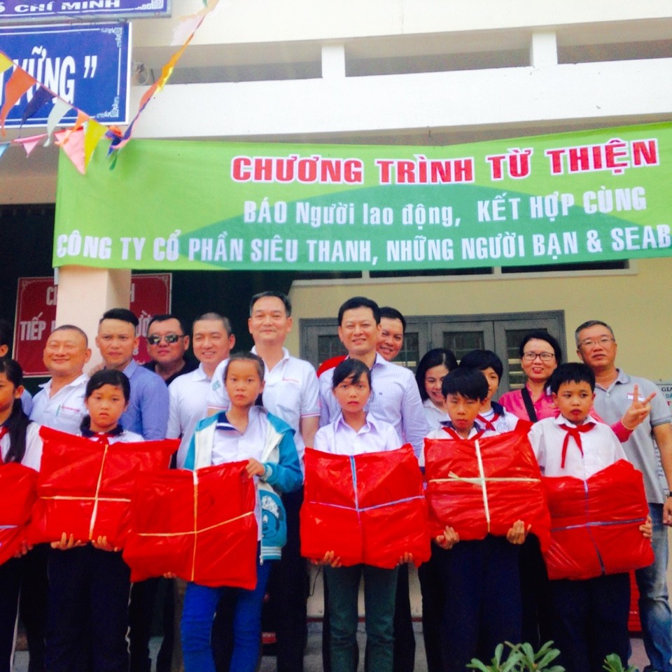 Báo Người Lao Động trao quà cho trẻ em nhân ngày 1-6