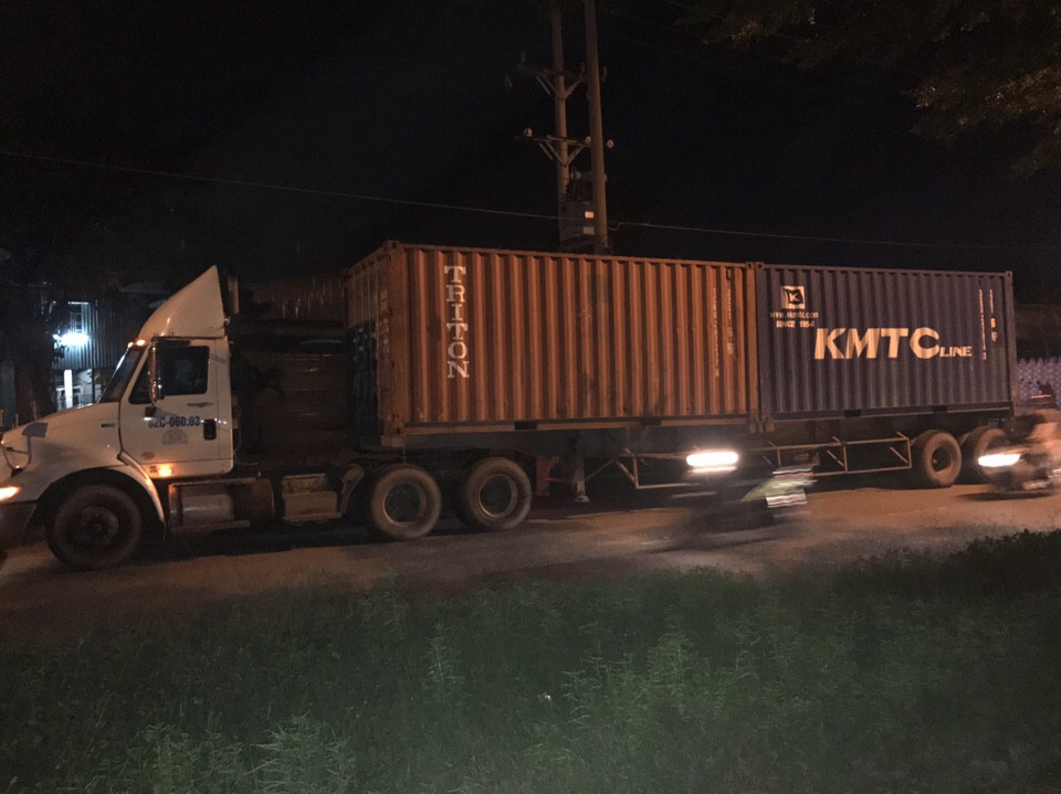 Phạt xe đầu kéo chở quá tải đi vào đường cấm 37 triệu đồng