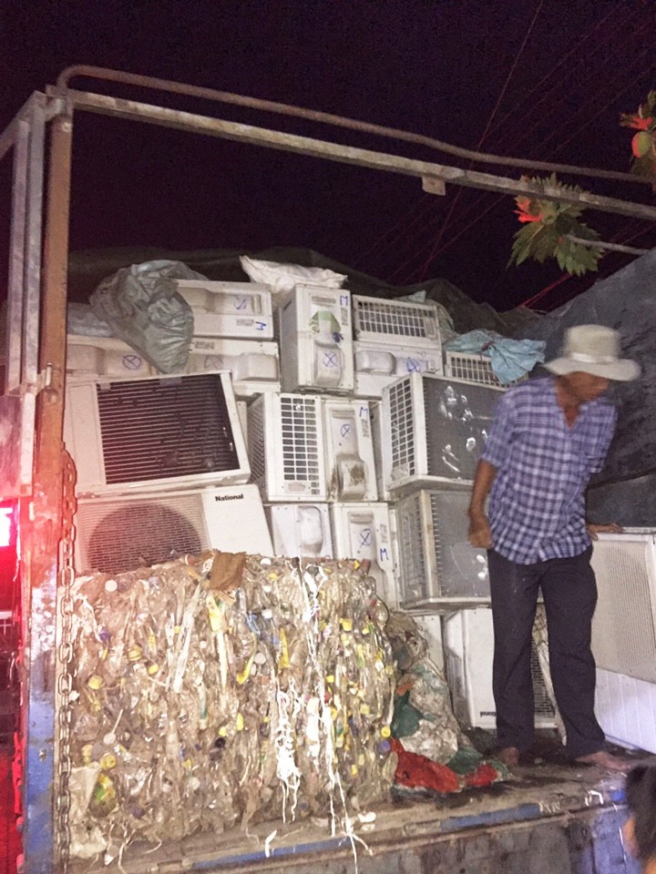 Bí mật trong xe tải trên đường dẫn vào cao tốc Trung Lương