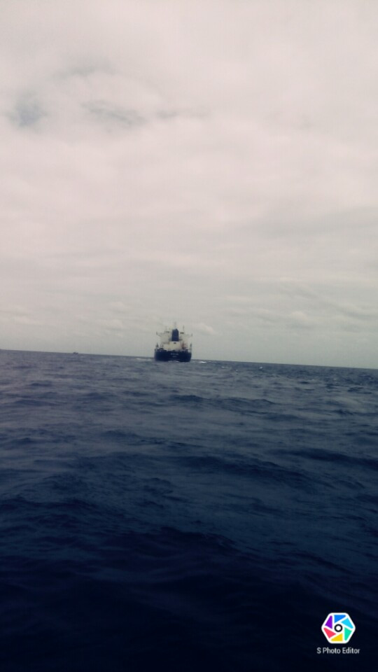 T&agrave;u nước ngo&agrave;i đ&acirc;m ch&igrave;m t&agrave;u c&aacute; tr&ecirc;n biển - Ảnh 3.