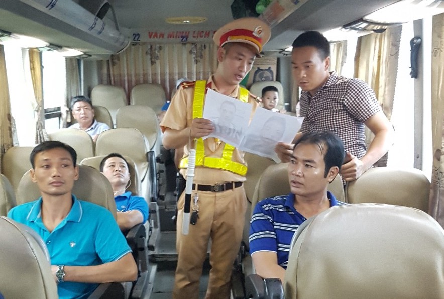 "Ăn theo", tài xế hoang báo bị 2 người giống tử tù trốn trại cướp