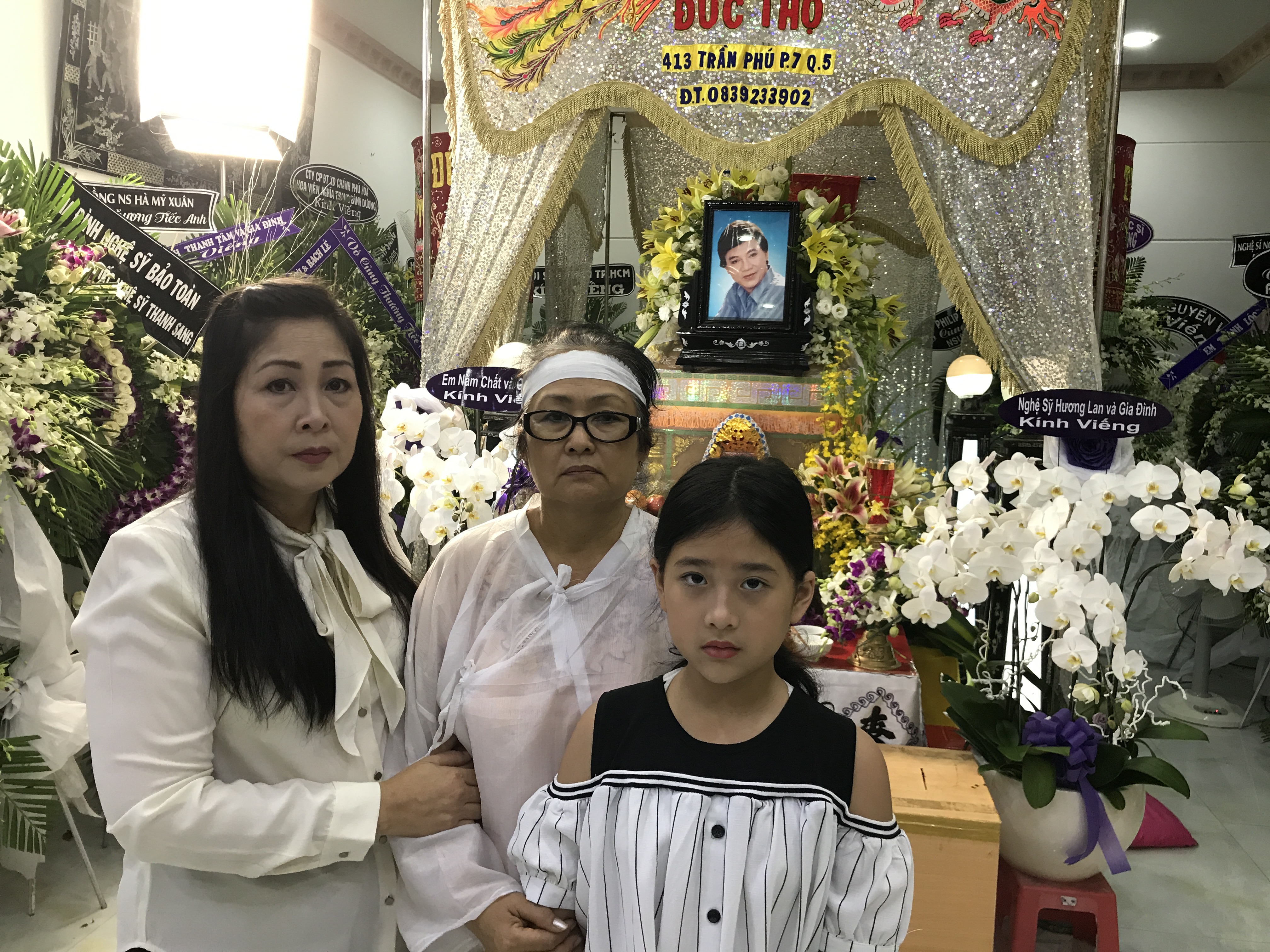 NSND Hồng Vân - Phó Chủ tịch Hội Sân khấu TP HCM chia buồn cùng bà Liễu - vợ cố NSƯT Thanh Sang