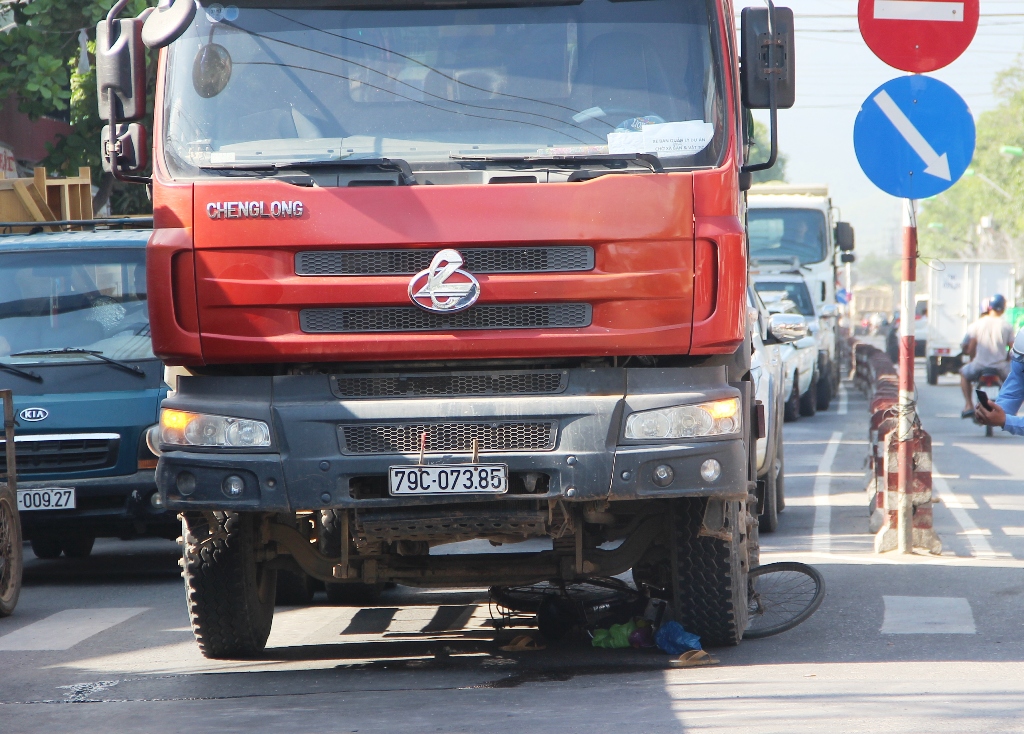 Xe ben cuốn 1 phụ nữ đang dắt xe đạp vào gầm - Ảnh 2.