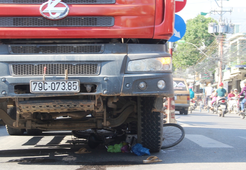Xe ben cuốn 1 phụ nữ đang dắt xe đạp vào gầm