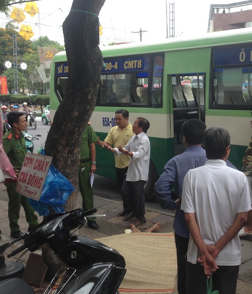Vừa xuống xe buýt, nam thanh niên ngã quỵ rồi tử vong