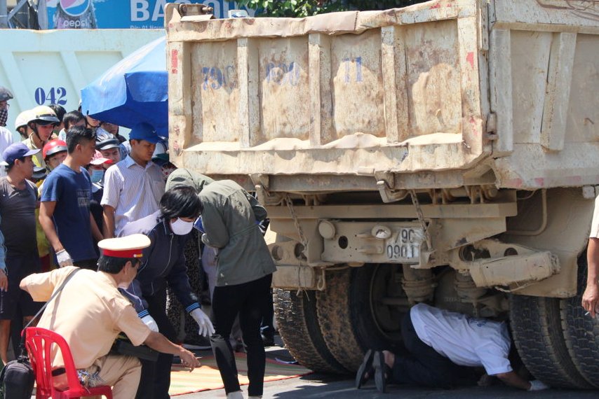 Lái xe ôm chết thảm dưới bánh xe ben