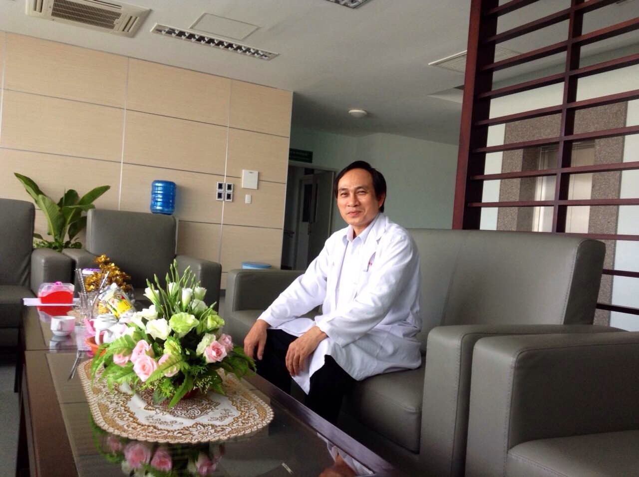 B&aacute;c sĩ CK II Dương Quang Vũ hiện c&ocirc;ng t&aacute;c tại Khoa Tiết niệu - Bệnh viện Chợ Rẫy đ&atilde; m&agrave;y m&ograve; v&agrave; học hỏi th&ecirc;m phương ph&aacute;p nối &ldquo;cậu nhỏ&rdquo; bị đứt l&igrave;a.