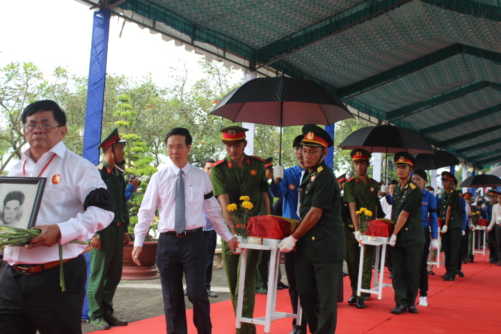 Các ông Trương Tấn Sang, Nguyễn Tấn Dũng dự lễ truy điệu liệt sĩ - Ảnh 3.