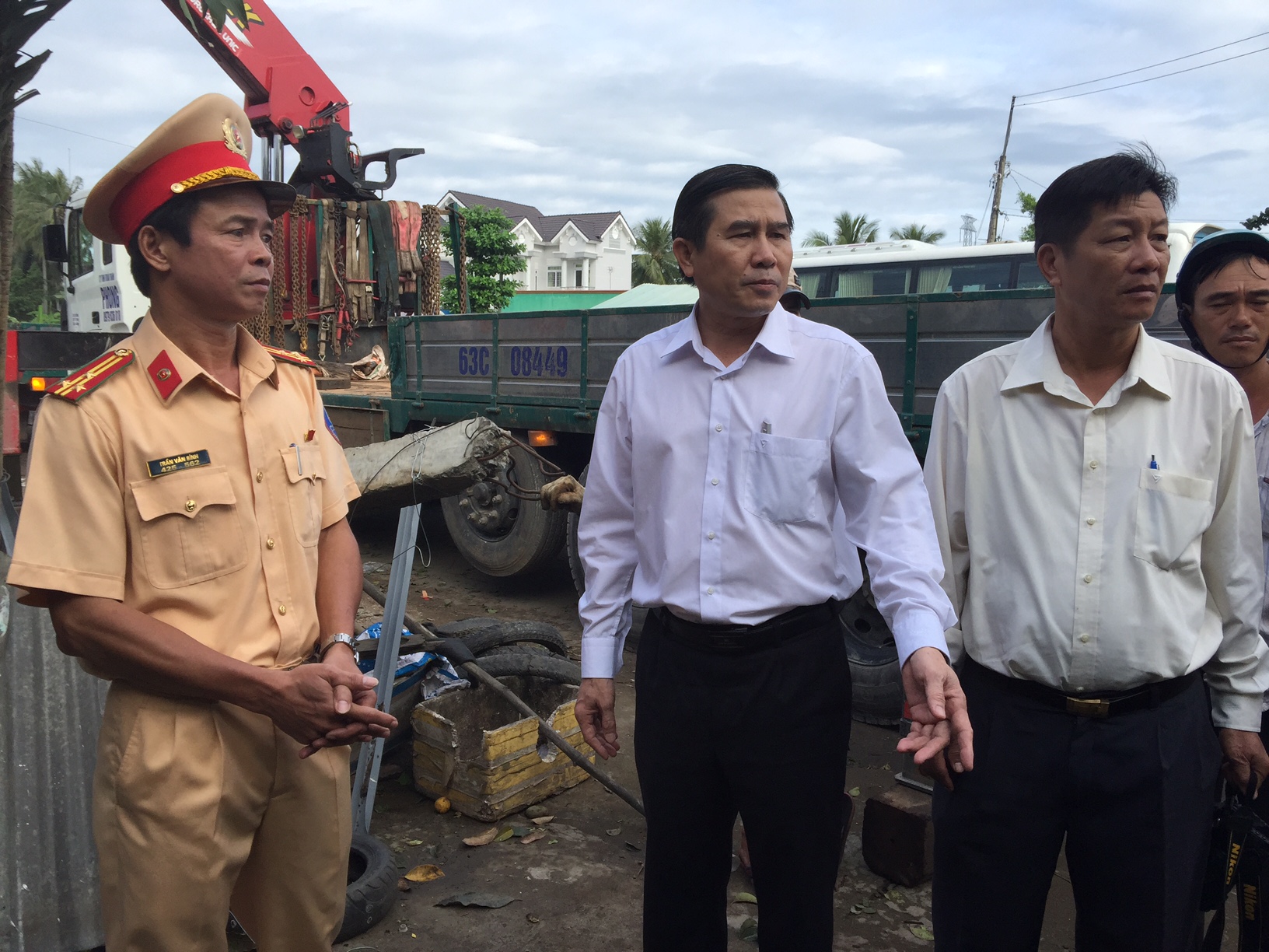 
Thượng t&aacute; Trần B&igrave;nh (tr&aacute;i), Ph&oacute; ph&ograve;ng CSGT, b&aacute;o c&aacute;o sơ bộ vụ tai nạn với &ocirc;ng L&ecirc; Văn Hưởng (giữa)
