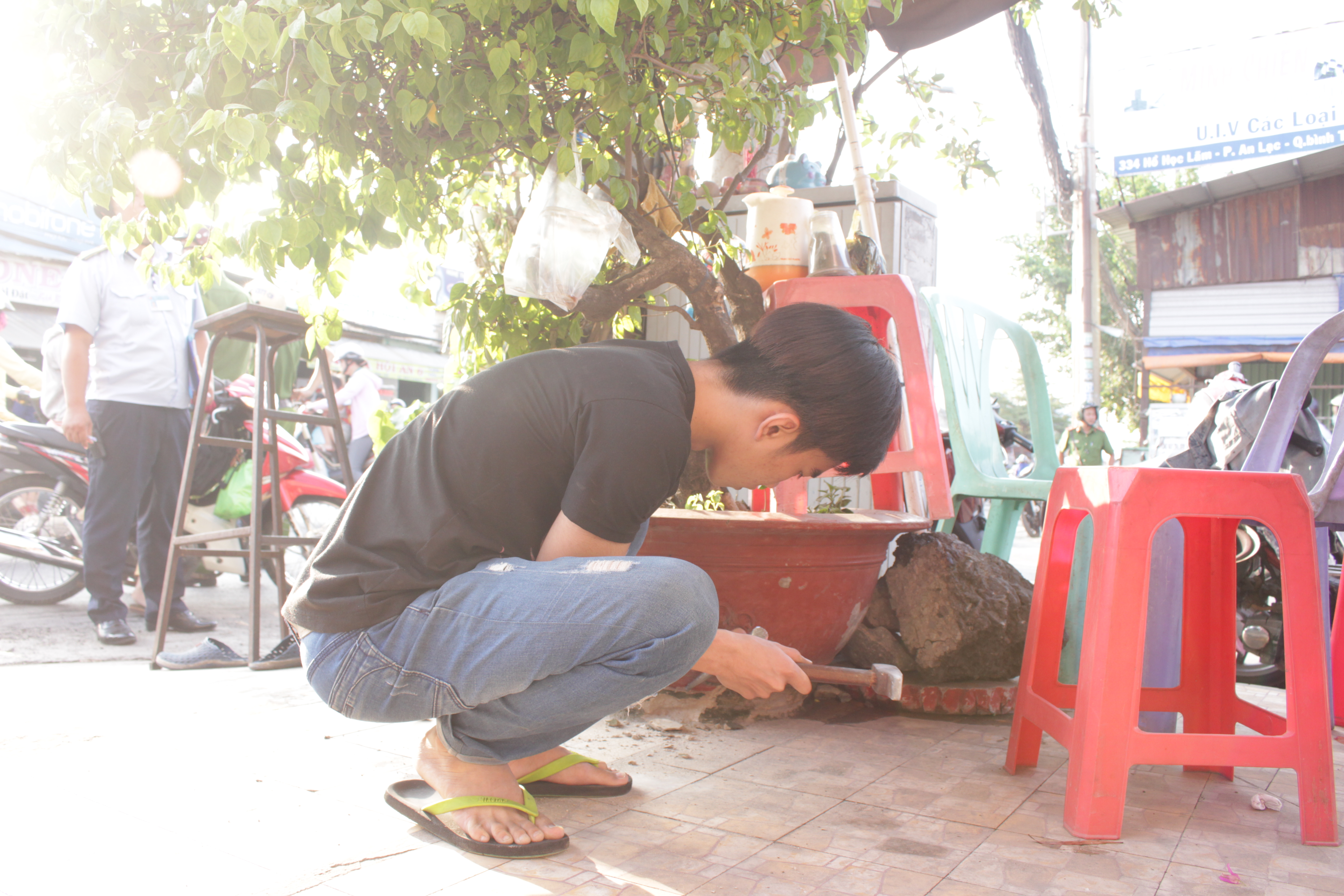 
Cũng tr&ecirc;n đường Hồ Học L&atilde;m, người d&acirc;n tự nguyện ph&aacute; dỡ c&aacute;c chậu c&acirc;y cảnh trả lại vỉa h&egrave; th&ocirc;ng tho&aacute;ng.
