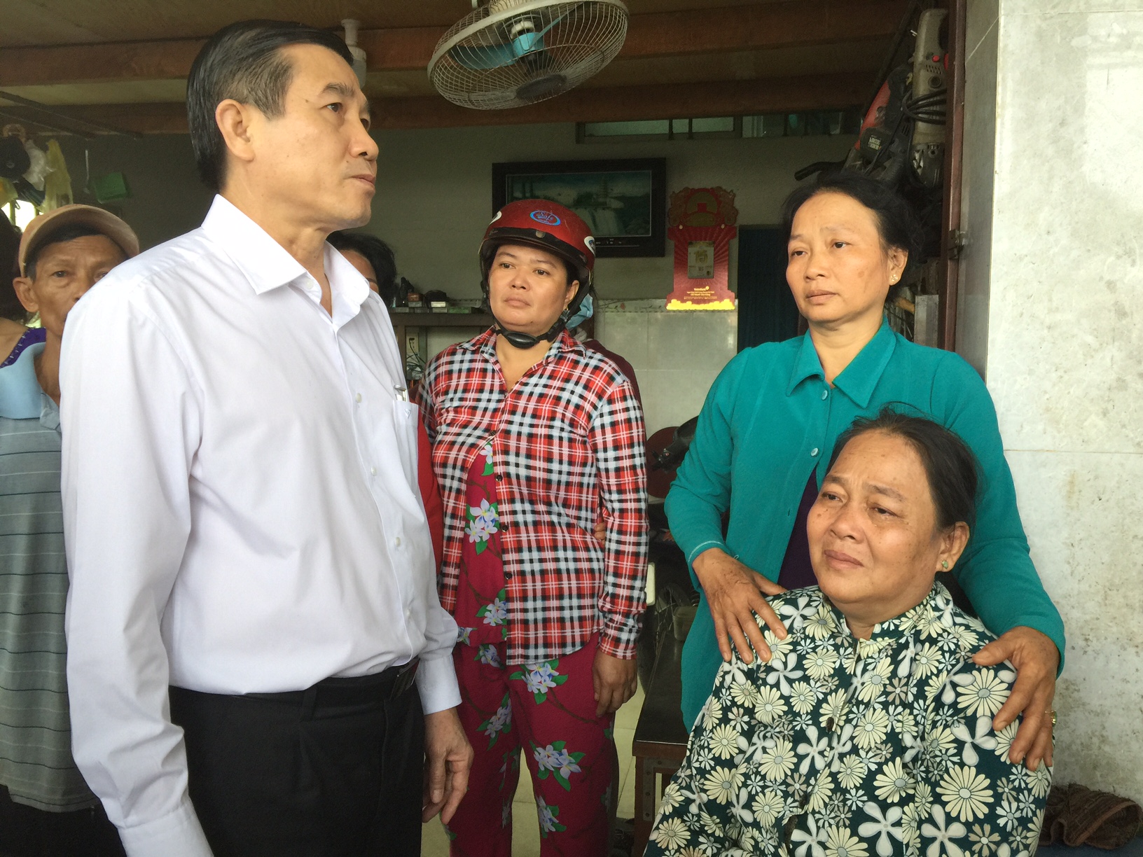 
&Ocirc;ng L&ecirc; Văn Hưởng thăm hỏi gia đ&igrave;nh nạn nh&acirc;n
