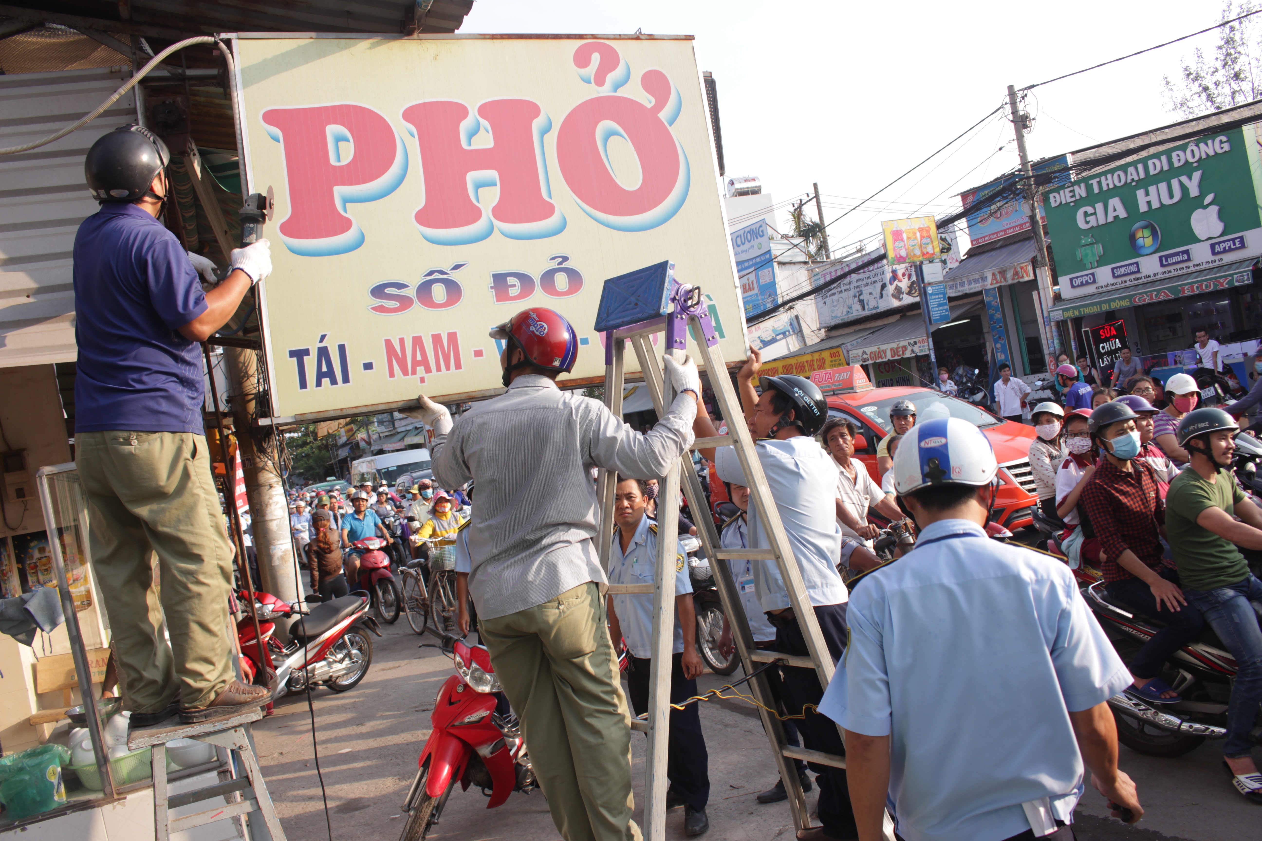 
Khi thấy đo&agrave;n kiểm tra, chủ qu&aacute;n phở tr&ecirc;n đường Hồ Học L&atilde;m đ&atilde; tự nguyện dỡ c&aacute;c biển quảng c&aacute;o, m&aacute;i che lấn chiếm l&ograve;ng lề đường.
