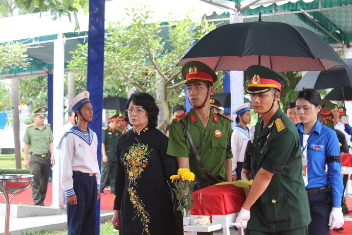 Các ông Trương Tấn Sang, Nguyễn Tấn Dũng dự lễ truy điệu liệt sĩ - Ảnh 4.
