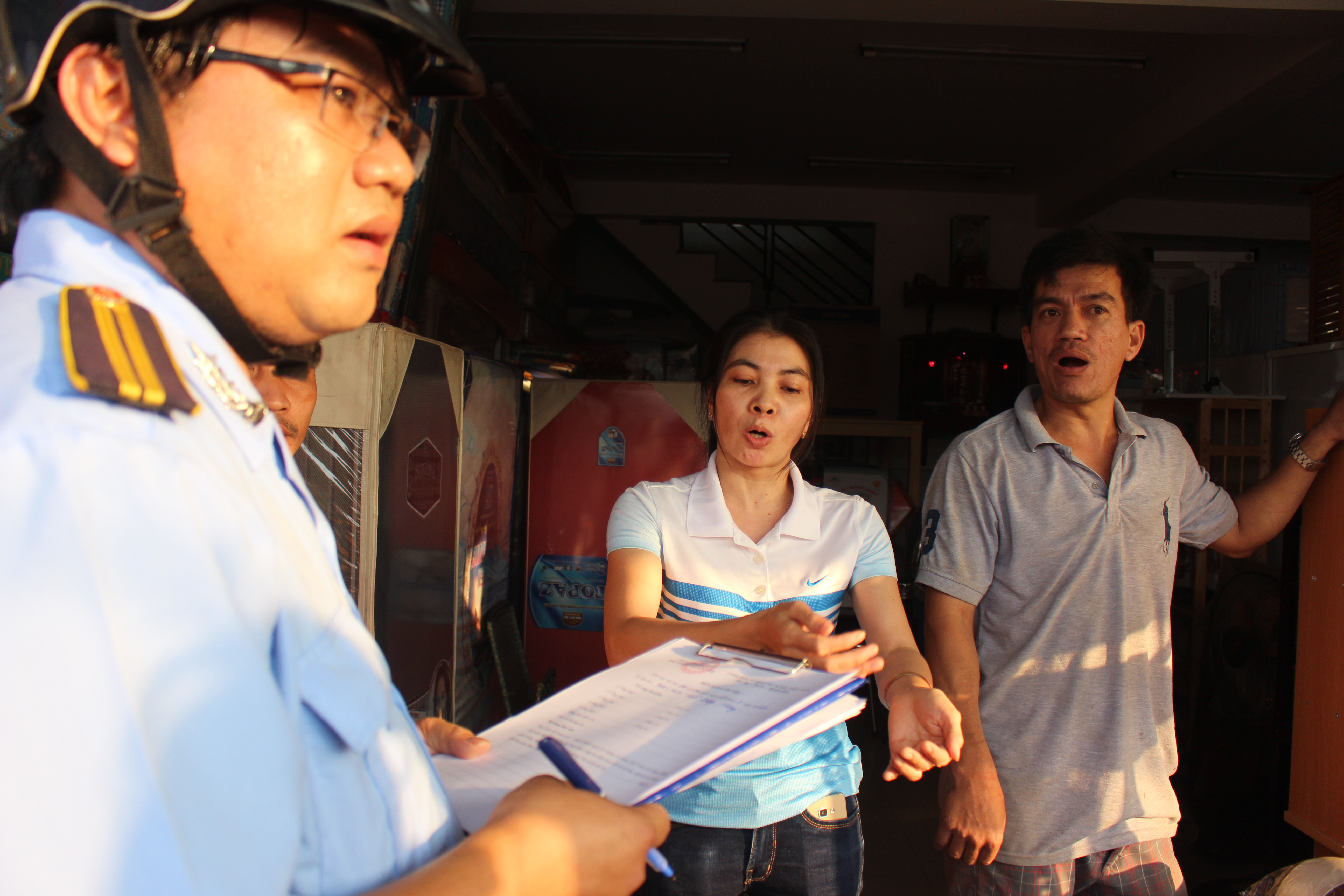 
Sau khi đo&agrave;n kiểm tra giải th&iacute;ch vỉa h&egrave; ph&iacute;a trong vạch trắng chỉ được sử dụng l&agrave;m nơi đậu xe tạm thời cho kh&aacute;ch kh&ocirc;ng được b&agrave;y b&aacute;n h&agrave;ng h&oacute;a, chủ cửa h&agrave;ng đ&atilde; chấp nhận k&yacute; v&agrave;o bi&ecirc;n bản xử l&yacute;.
