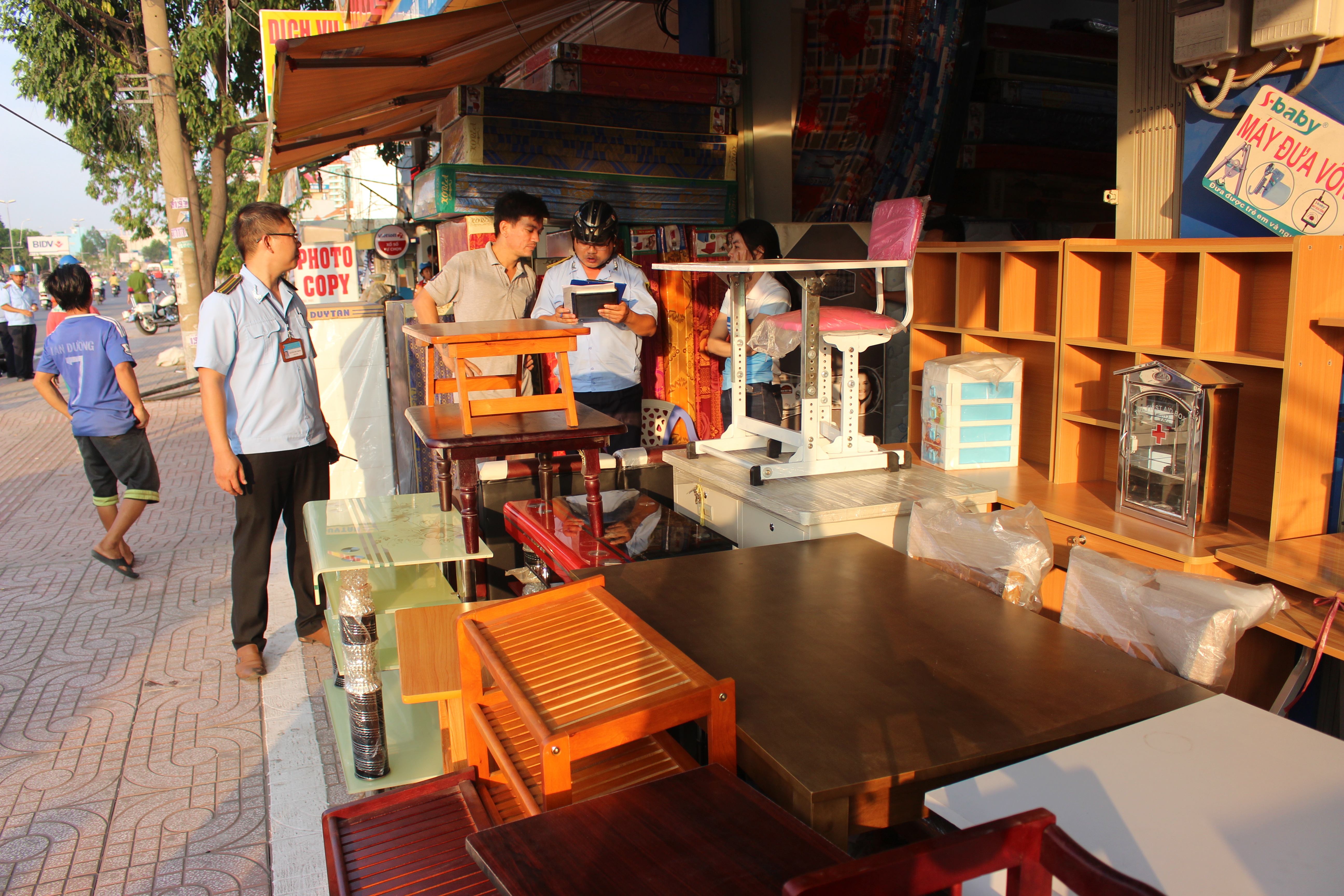 
Tr&ecirc;n đường Kinh Dương Vương, một cửa h&agrave;ng nội thất b&agrave;y h&agrave;ng h&oacute;a lấn ra vỉa h&egrave;. Chủ cửa h&agrave;ng cho biết: Ch&uacute;ng t&ocirc;i tưởng vỉa h&egrave; ph&iacute;a trong vạch trắng được sử dụng n&ecirc;n tận dụng l&agrave;m nơi b&agrave;y h&agrave;ng h&oacute;a chứ kh&ocirc;ng cố t&igrave;nh lấn chiếm.
