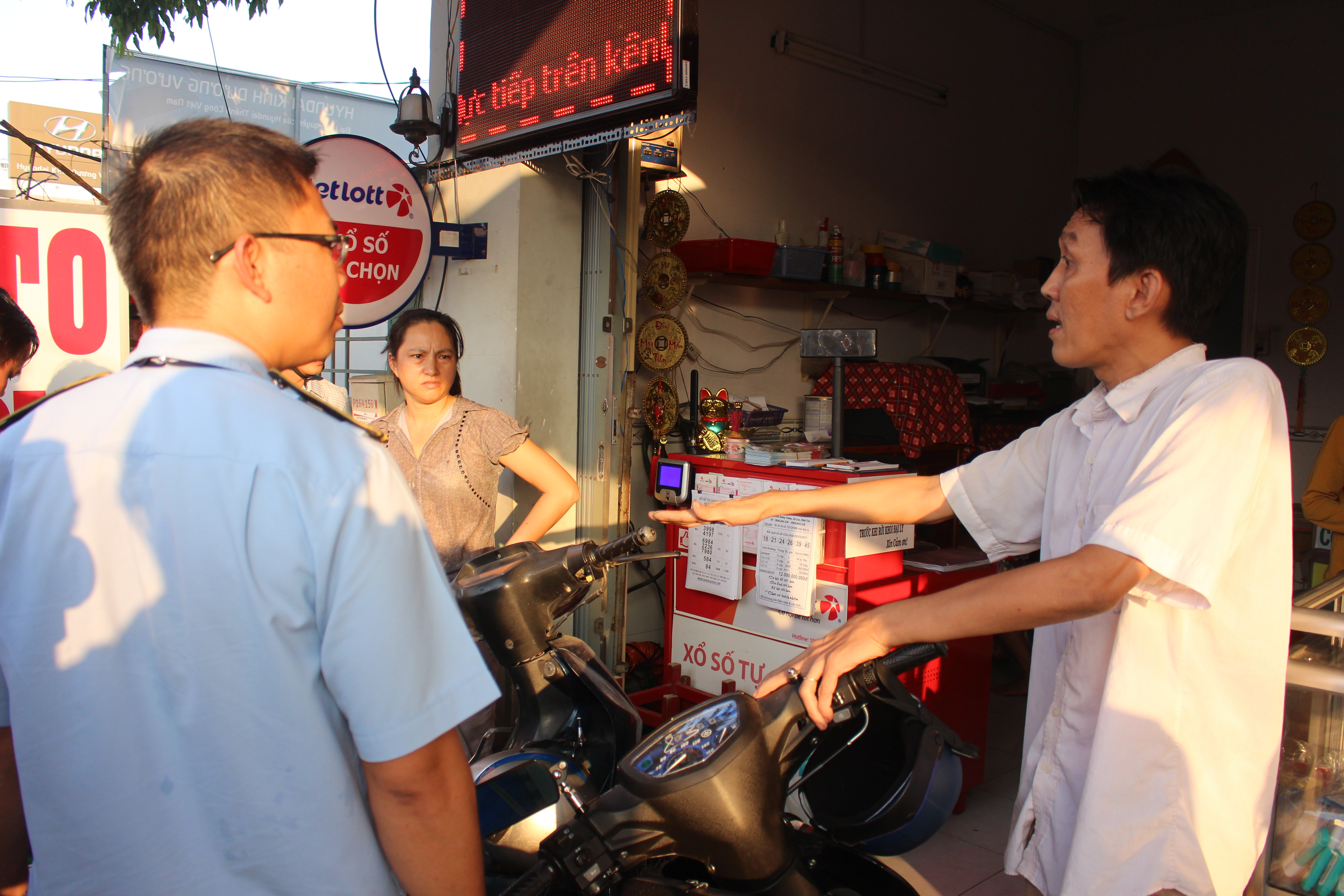 
Người n&agrave;y tuy&ecirc;n bố: Nếu xử l&yacute; c&ocirc;ng bằng th&igrave; t&ocirc;i ủng hộ. Sau đợt ra qu&acirc;n n&agrave;y, t&ocirc;i thấy chỗ n&agrave;o c&ograve;n lấn chiếm vỉa h&egrave; l&agrave; t&ocirc;i chụp h&igrave;nh để buộc c&aacute;c cơ quan chức năng xử l&yacute; cho c&ocirc;ng bằng.
