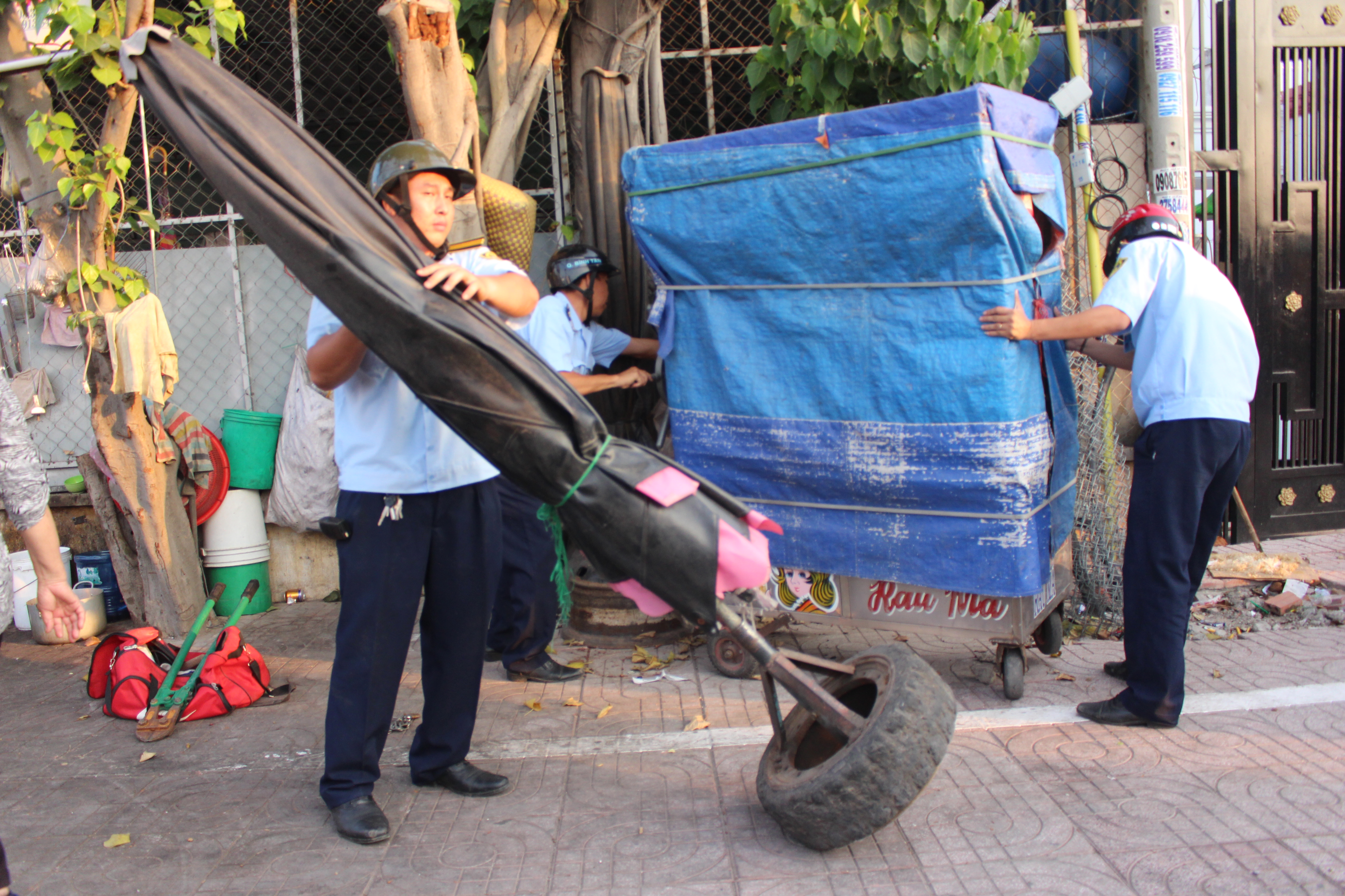 
Ph&aacute;t hiện một xe b&aacute;nh m&igrave; c&ugrave;ng nhiều đồ đạc để tr&ecirc;n vỉa h&egrave; Kinh Dương Vương lấn chiếm vỉa h&egrave;, &ocirc;ng B&igrave;nh chỉ đạo cắt kh&oacute;a, đưa l&ecirc;n xe chuy&ecirc;n dụng.
