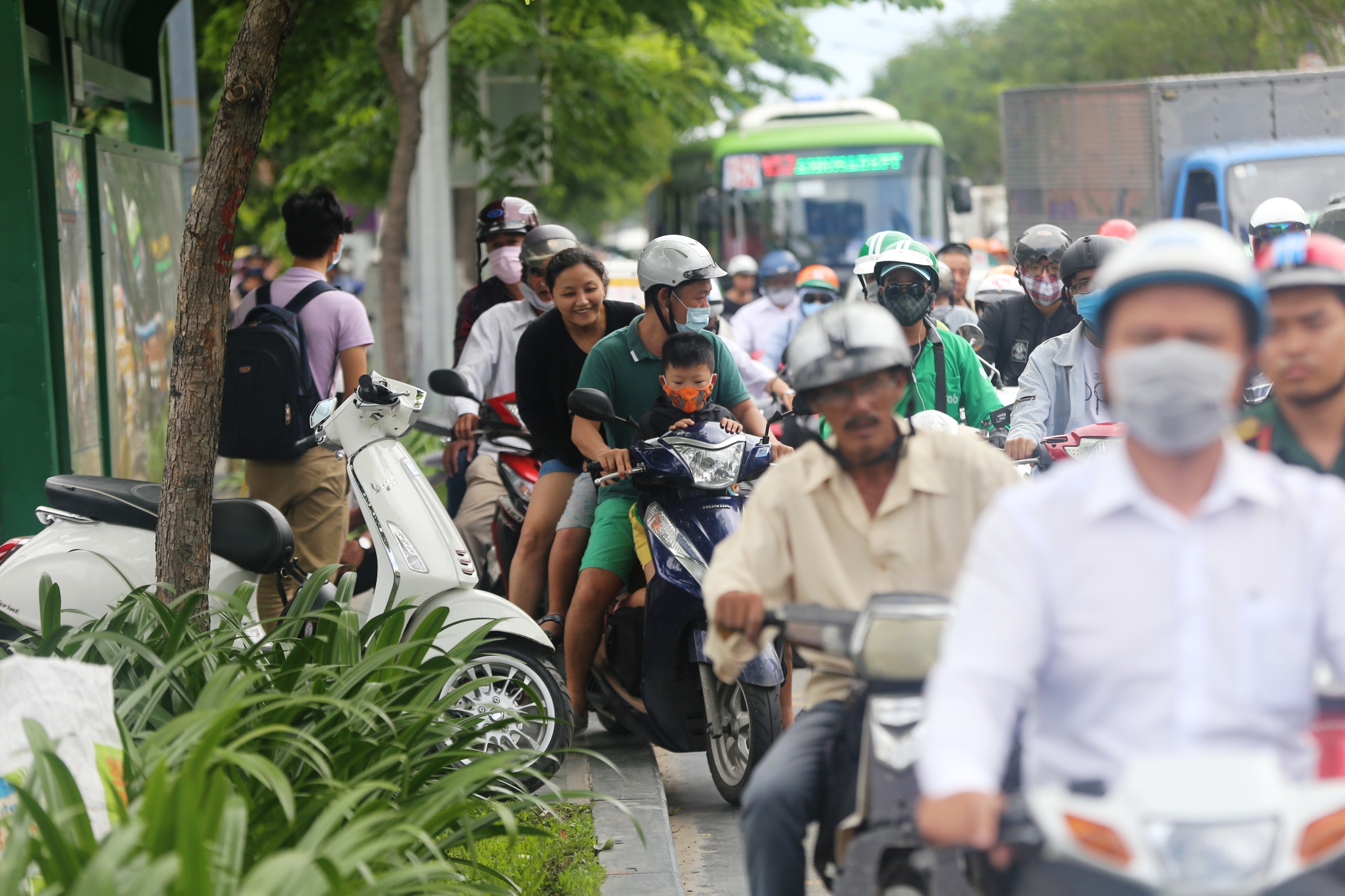 Cầu vượt thép chưa “xử” được kẹt xe ở sân bay Tân Sơn Nhất