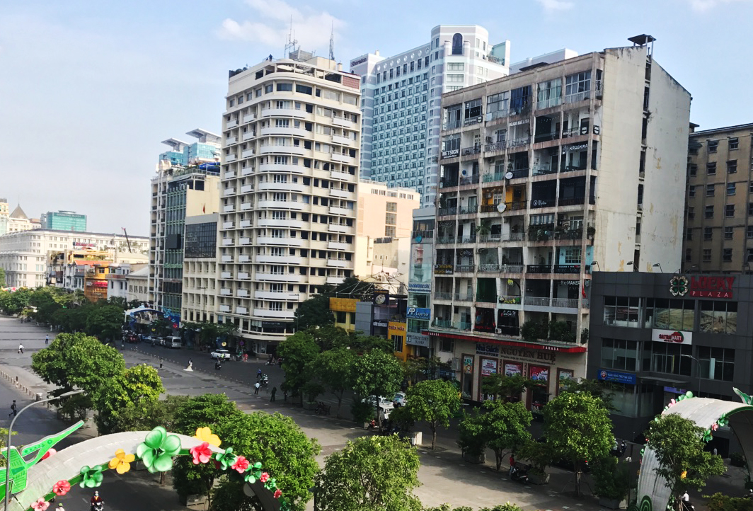 Chung cư 42 Nguyễn Huệ, quận 1, TP HCM có rất nhiều quán cà phê hoạt động. Ảnh: Nguyễn Tóp