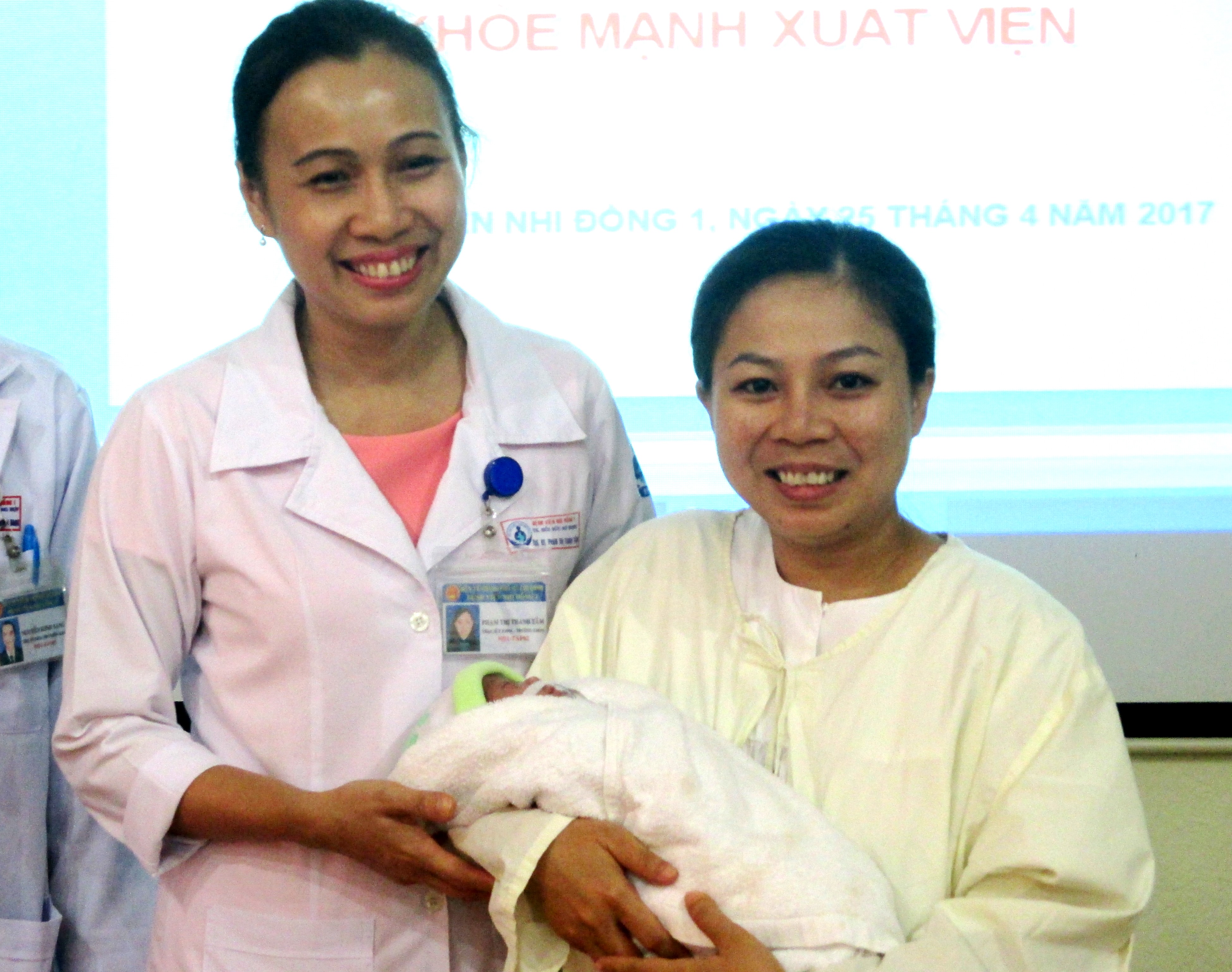 Bé gái 855g tăng cân gấp đôi, khỏe mạnh xuất viện
