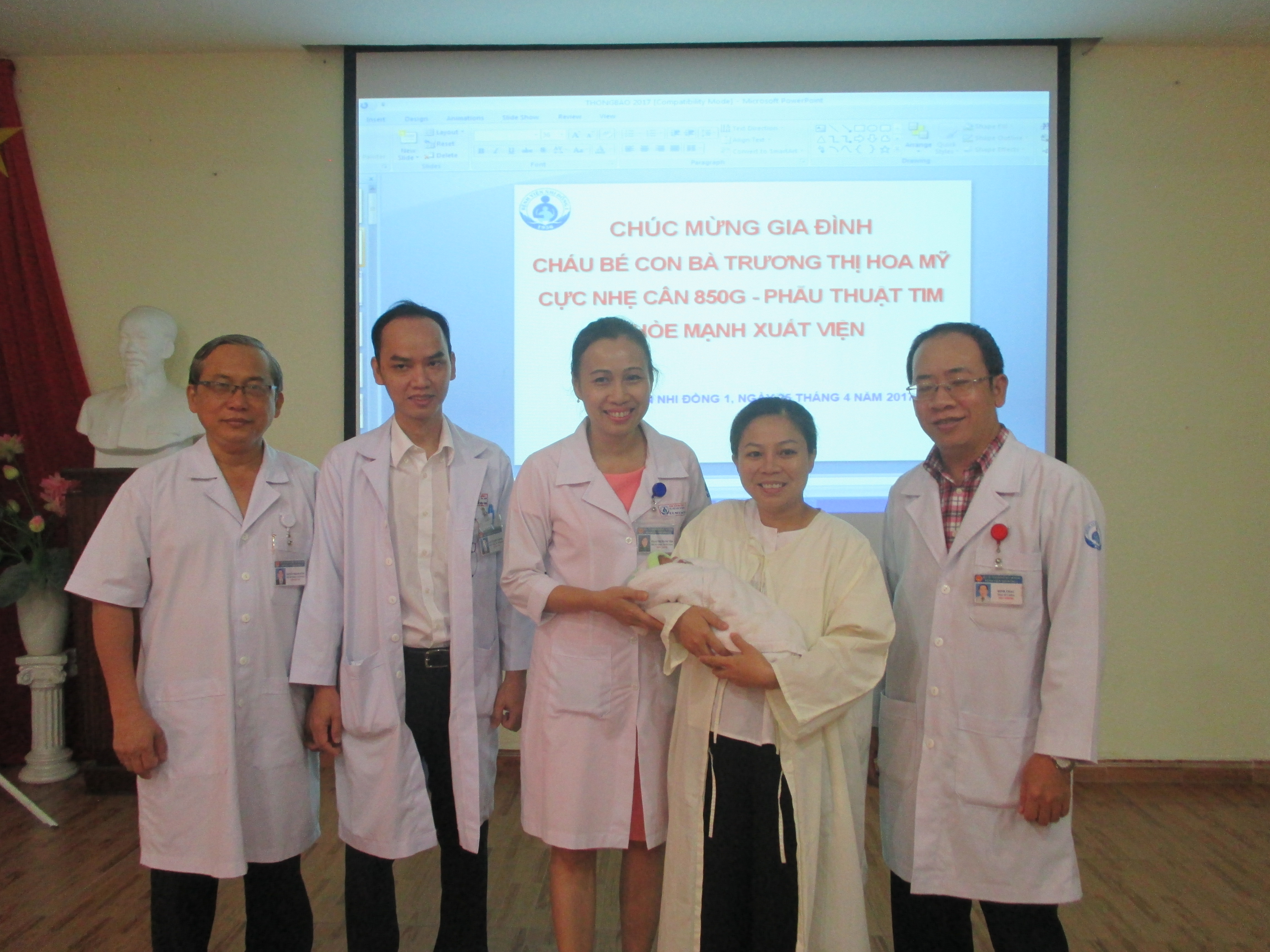 Một vài người trong số hàng chục bác sĩ đã tham gia cứu bé gái con chị Hoa Mỹ