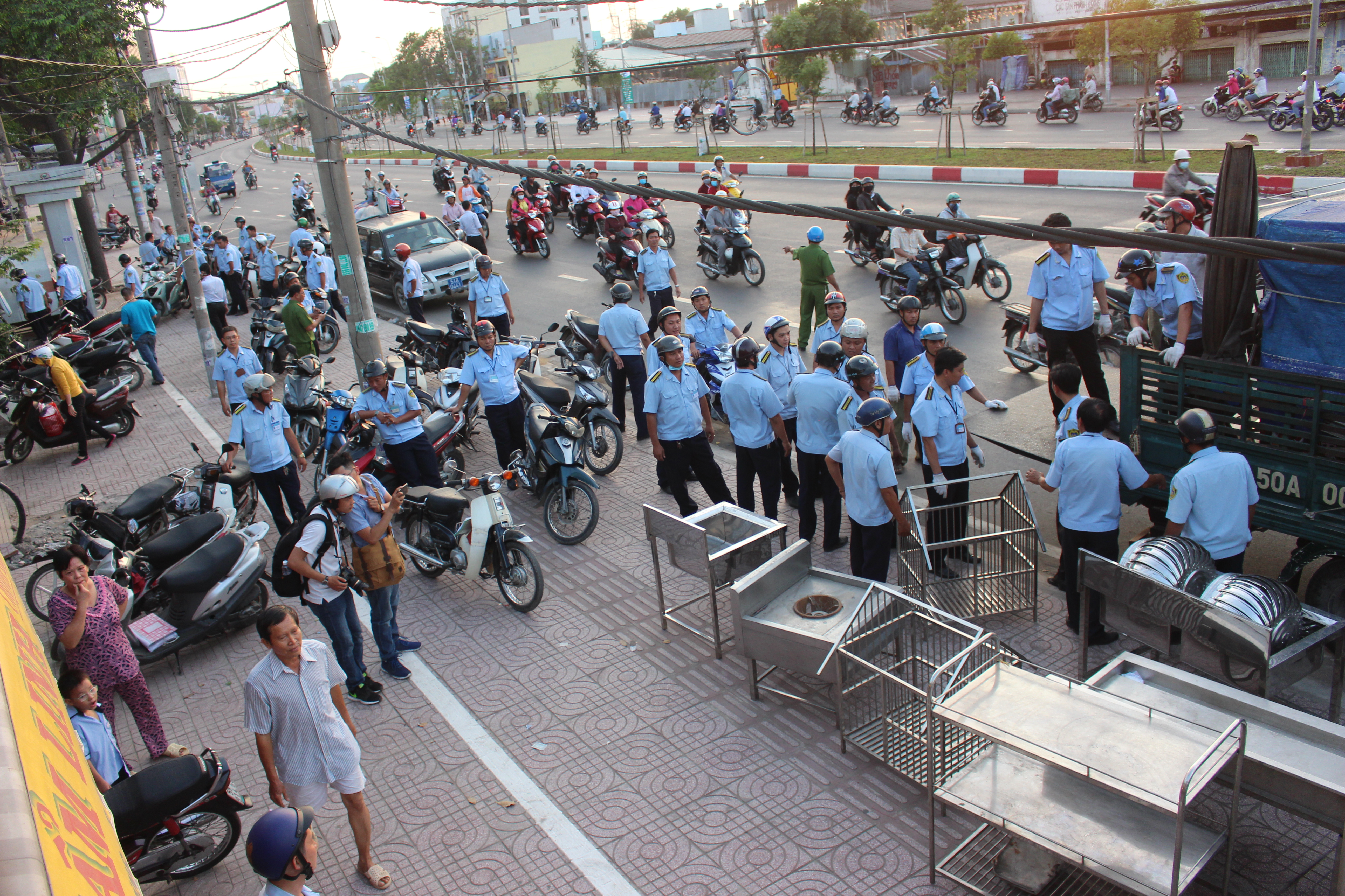 
Chiều 7-3, Ph&oacute; chủ tịch quận B&igrave;nh T&acirc;n &ocirc;ng Nguyễn Gia Th&aacute;i B&igrave;nh dẫn đầu đo&agrave;n li&ecirc;n ng&agrave;nh kiểm tra, lập lại trật tự vỉa h&egrave; tr&ecirc;n đường V&otilde; Văn Kiệt, Hồ Học L&atilde;m, Kinh Dương Vương.
