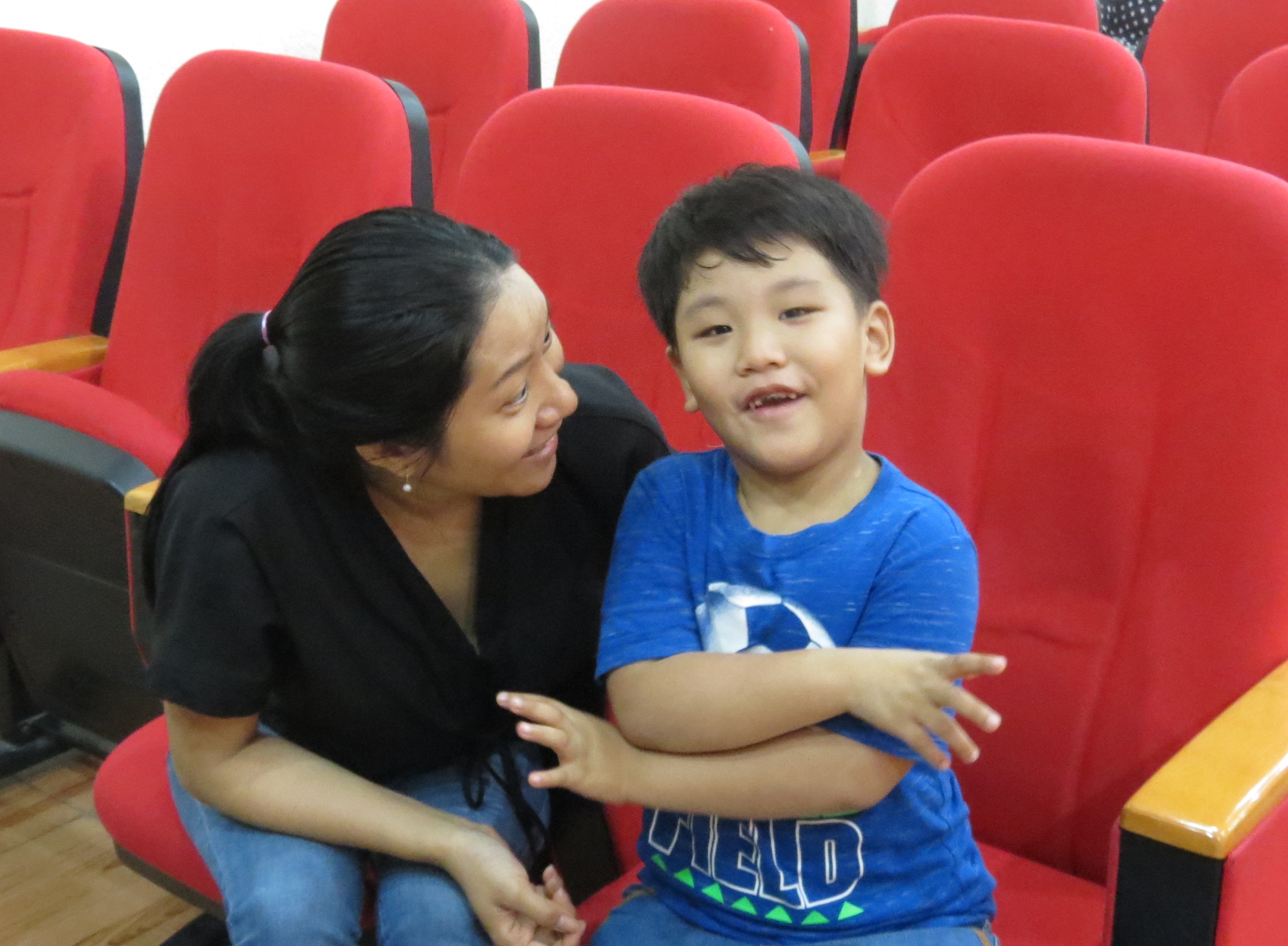 Giúp 2 bé khiếm thính nghe, nói lại bình thường