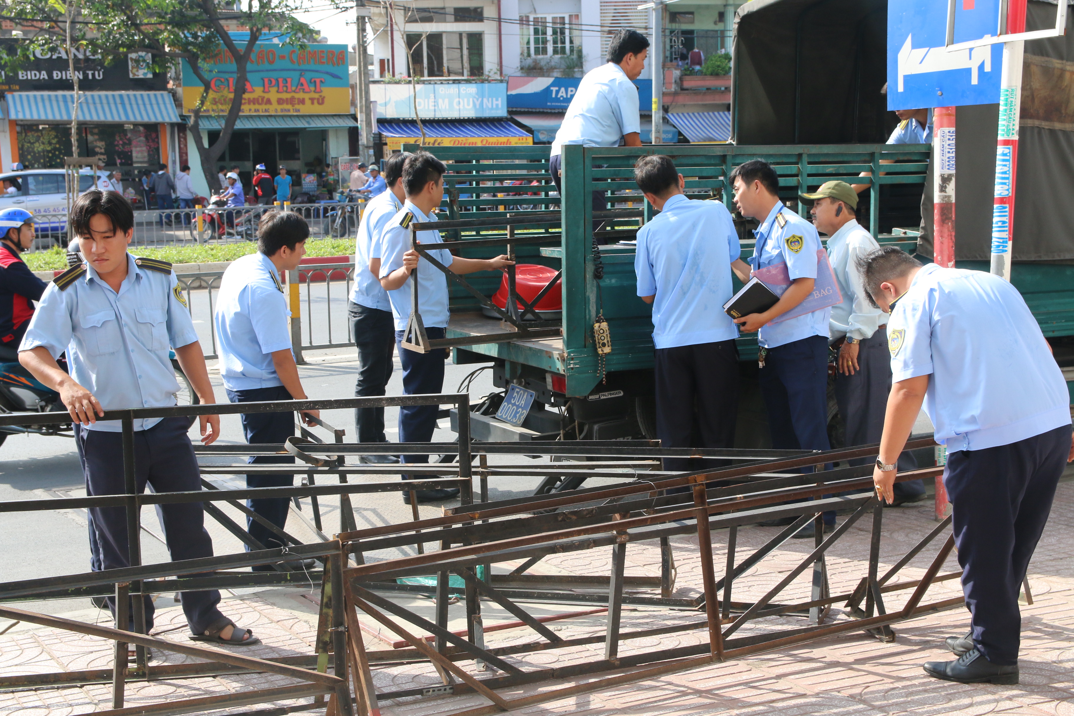 Hôm qua (23-2), lãnh đạo UBND quận Bình Tân đã trực tiếp đi đòi lại vỉa hè cho người dân trên đường Kinh Dương Vương