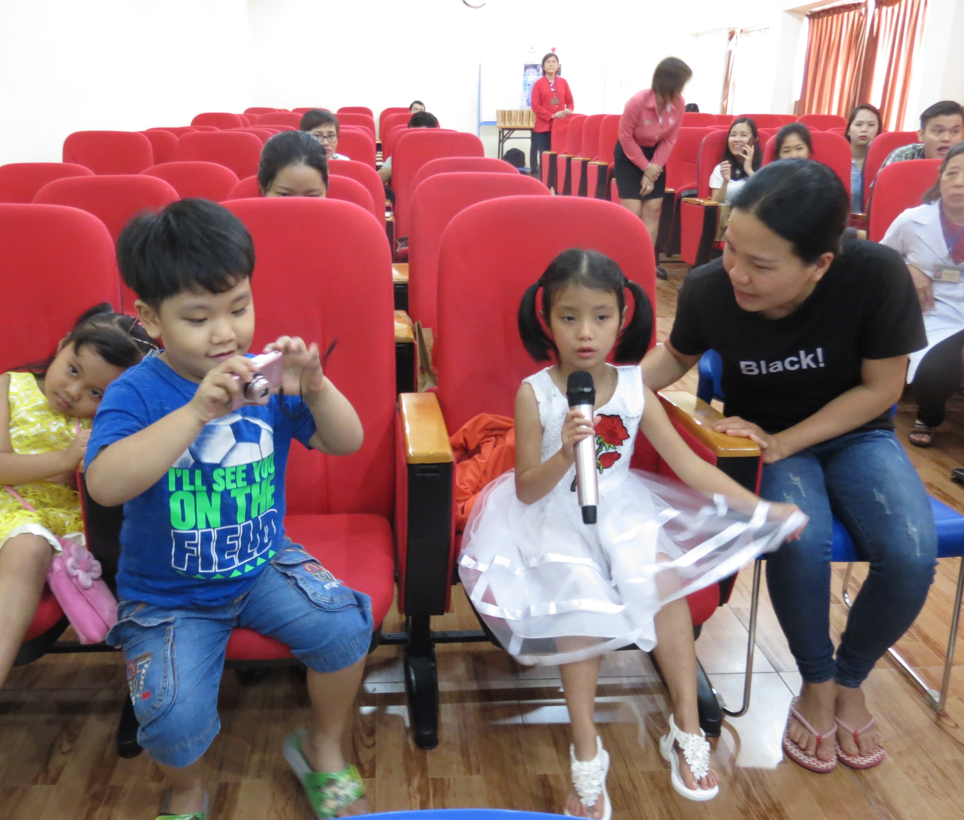 Gi&uacute;p 2 b&eacute; khiếm th&iacute;nh nghe, n&oacute;i lại b&igrave;nh thường - Ảnh 2.