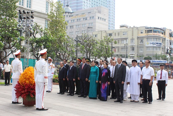 
L&atilde;nh đạo TP HCM d&acirc;ng hoa Chủ tịch Hồ Ch&iacute; Minh tại C&ocirc;ng vi&ecirc;n Tượng đ&agrave;i Chủ tịch Hồ Ch&iacute; Minh. Ảnh: Bảo Ngọc
