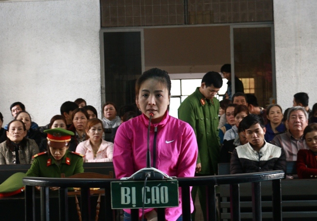 
Bị c&aacute;o Bạch Thị Thảo Nguy&ecirc;n tại phi&ecirc;n t&ograve;a
