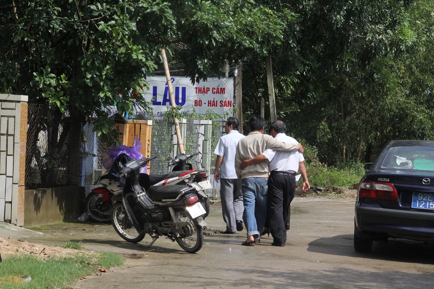Nhiều người dân đến viếng hương, chia buồn với gia đình cháu bé