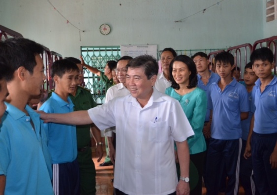 Chủ tịch TP HCM Nguyễn Th&agrave;nh Phong v&agrave; đo&agrave;n đại biểu thăm hỏi c&aacute;c học vi&ecirc;n cai nghiện