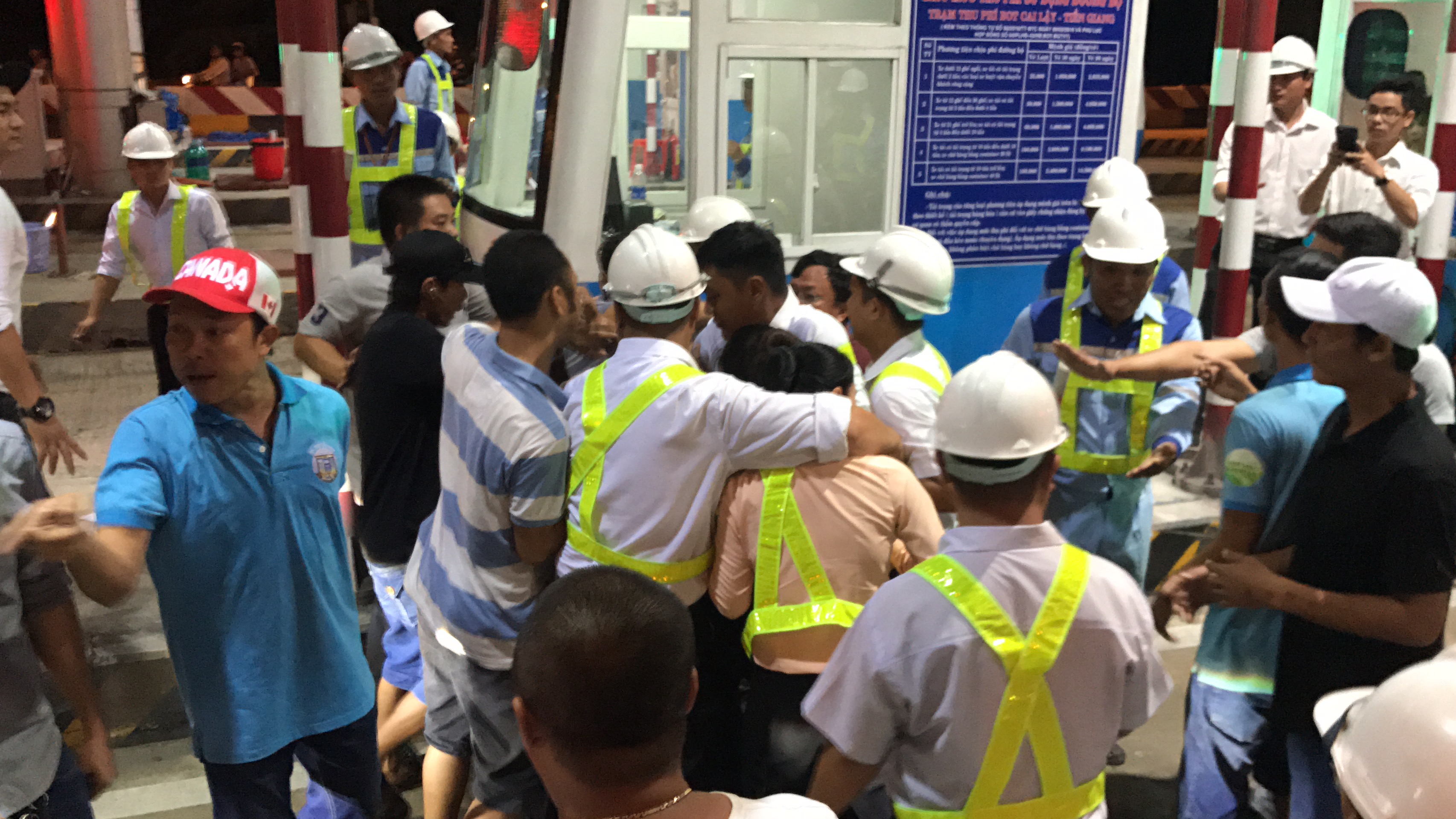 Toàn cảnh trạm thu phí Cai Lậy vỡ trận - Ảnh 9.