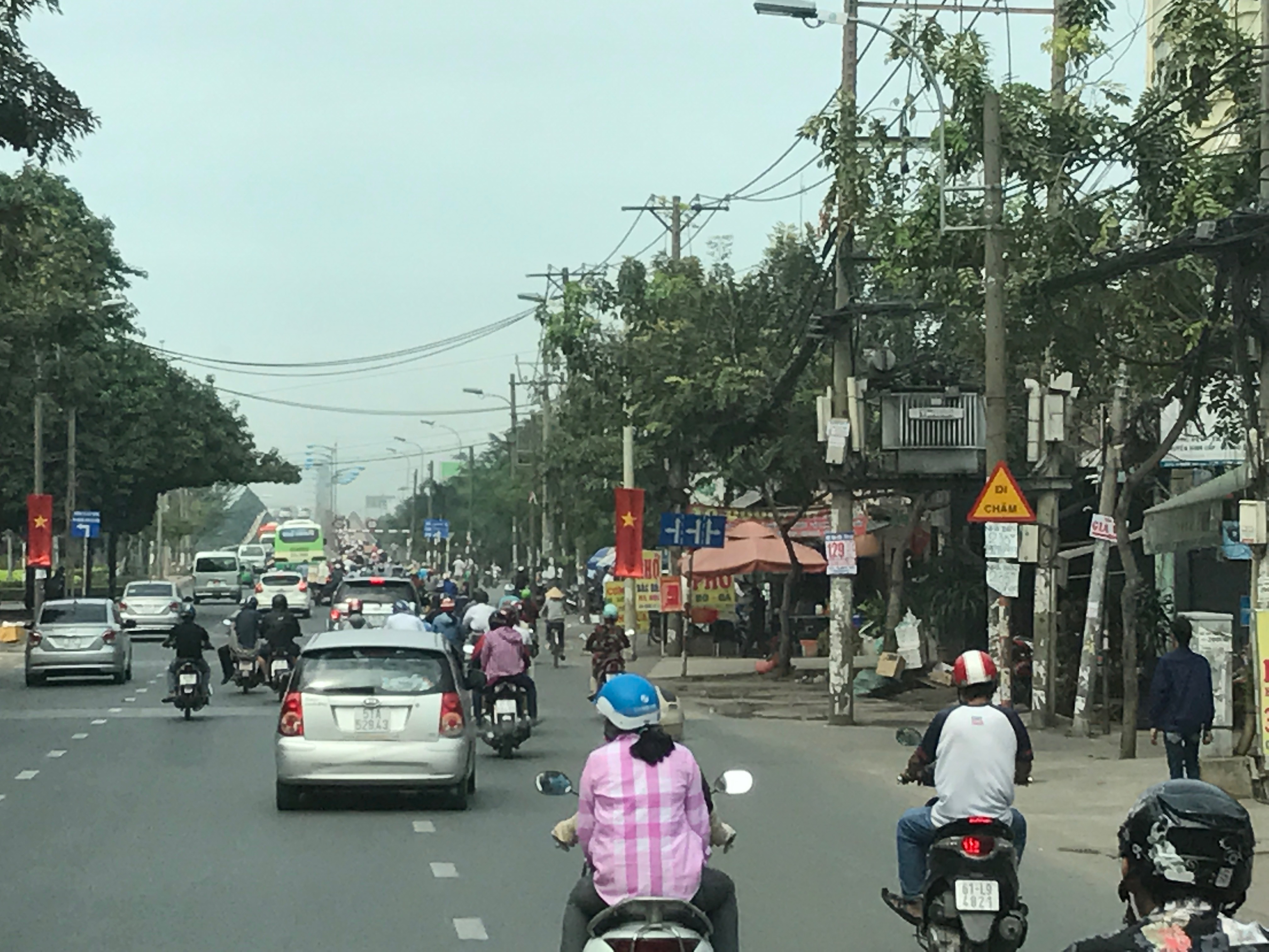
Quốc lộ 13 đoạn gần bến xe Miền Đ&ocirc;ng chiều 25 th&aacute;ng chạp t&igrave;nh h&igrave;nh giao th&ocirc;ng kh&aacute; th&ocirc;ng tho&aacute;ng.
