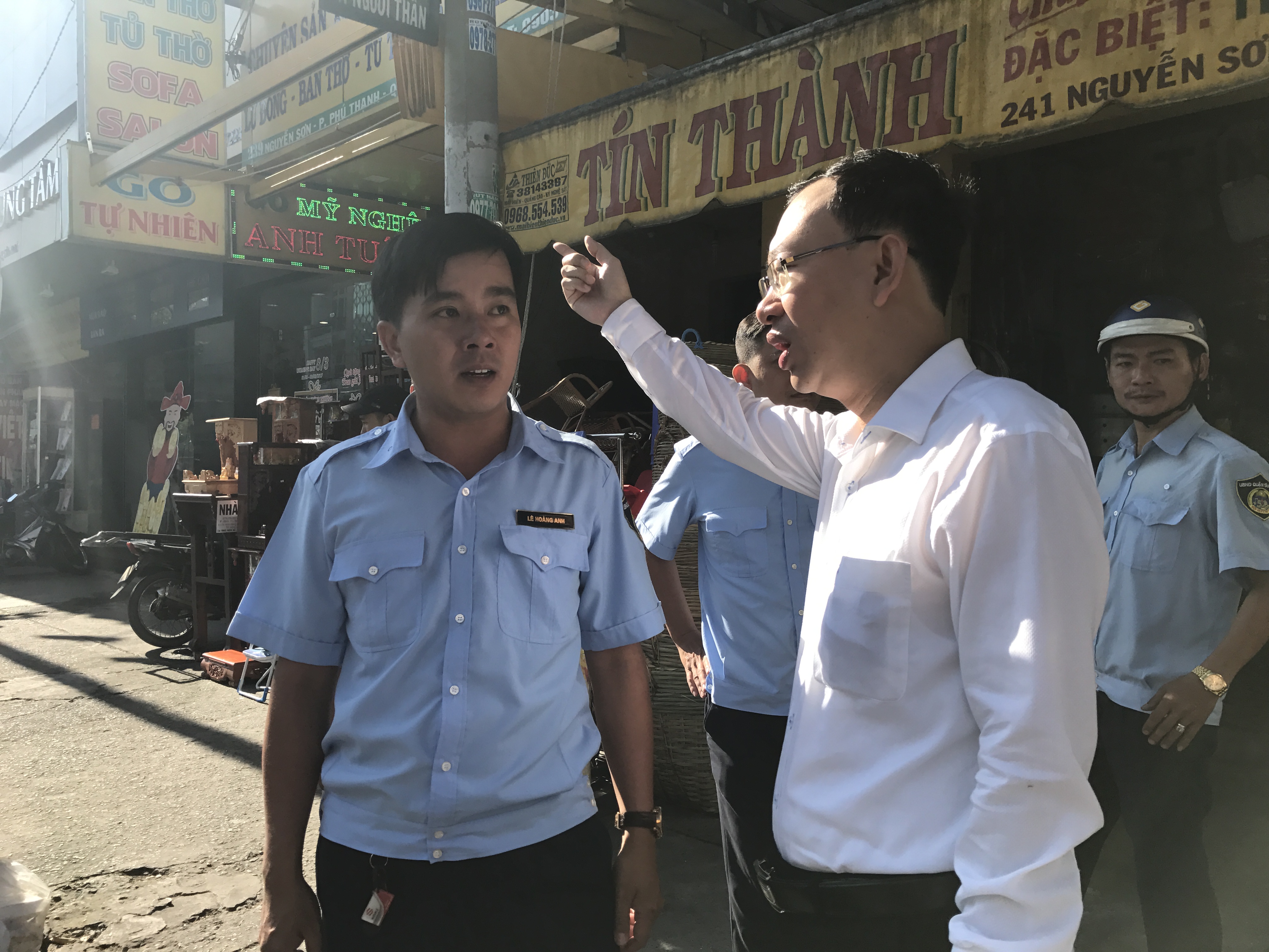 
&Ocirc;ng Nguyễn Quốc Th&aacute;i chủ trương quận dẹp vỉa h&egrave; nhưng kh&ocirc;ng triệt đường sinh sống của người d&acirc;n.
