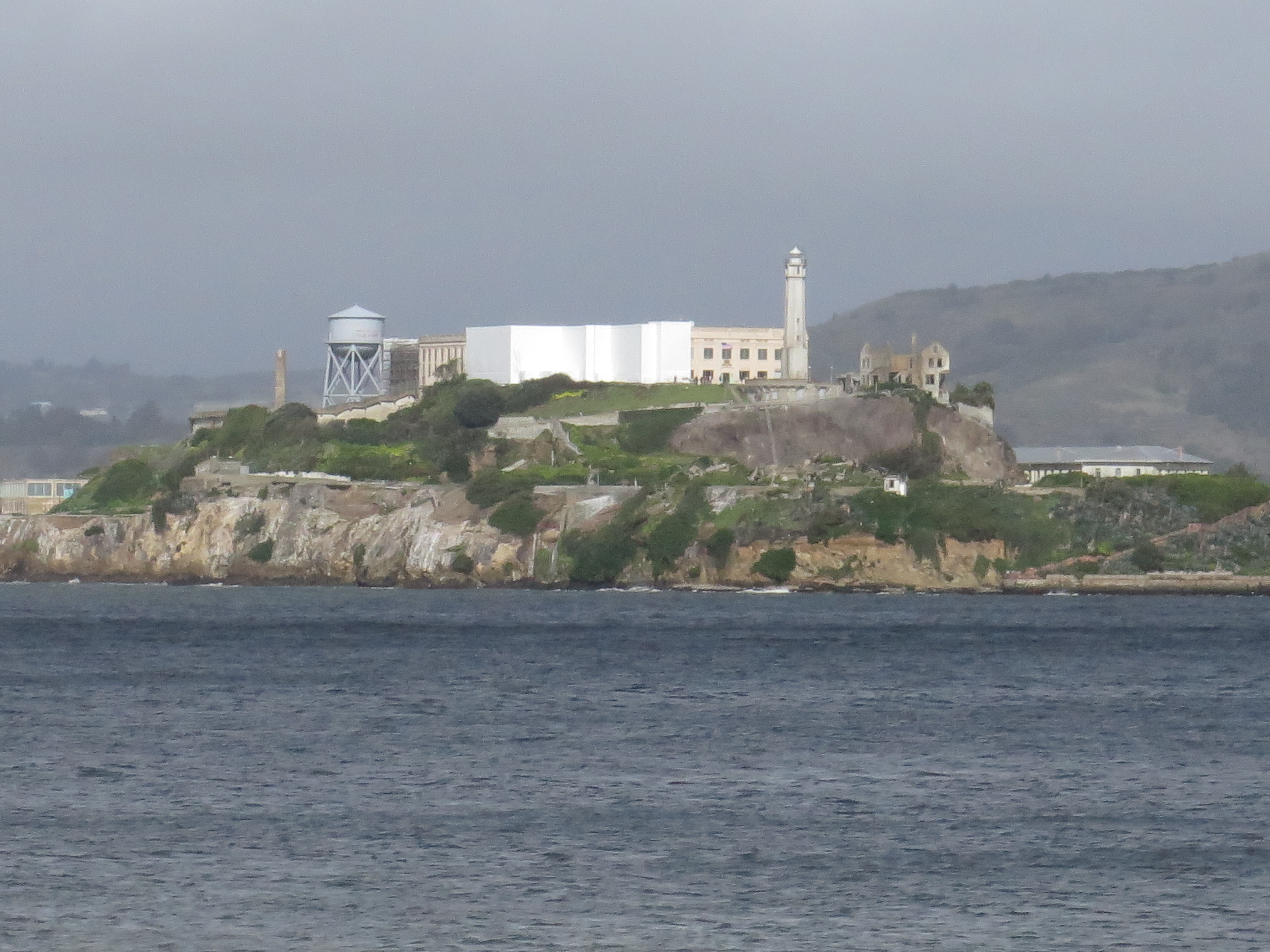 
Đảo Alcatraz giờ đ&acirc;y đ&atilde; kh&ocirc;ng c&ograve;n l&agrave; Đảo Đ&aacute; lạnh lẽo, gh&ecirc; rợn. Đ&atilde; c&oacute; nhiều tour dẫn kh&aacute;ch du lịch tham quan đảo.

