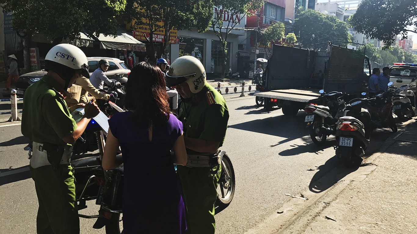 Một trường hợp để xe dưới lòng đường đã bị lực lượng chức năng lập biên bản xử lý.