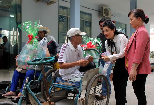 VWS tặng quà Tết cho người nghèo ở Long An