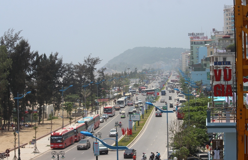 Đường Hồ Xuân Hương luôn trong tình trạng chật kín ô tô qua lại