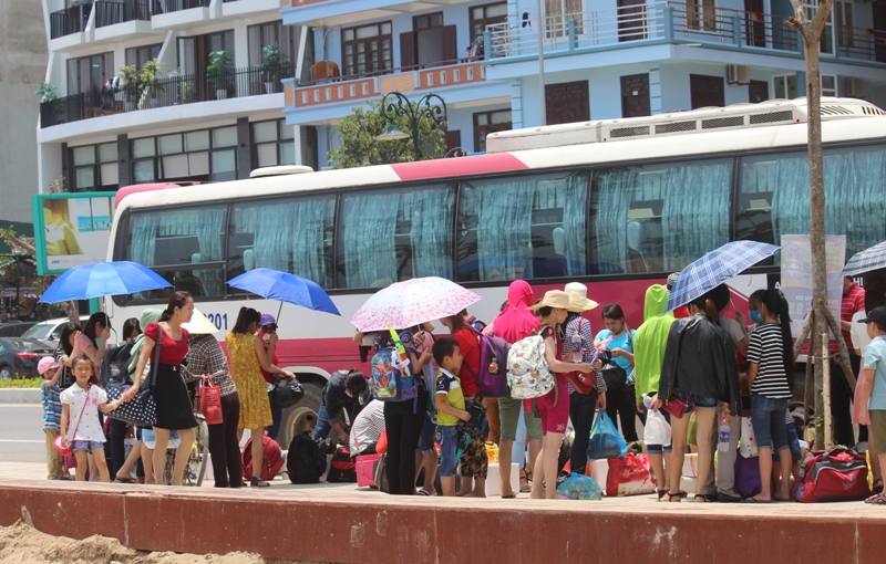 Du khách đổ về Sầm Sơn