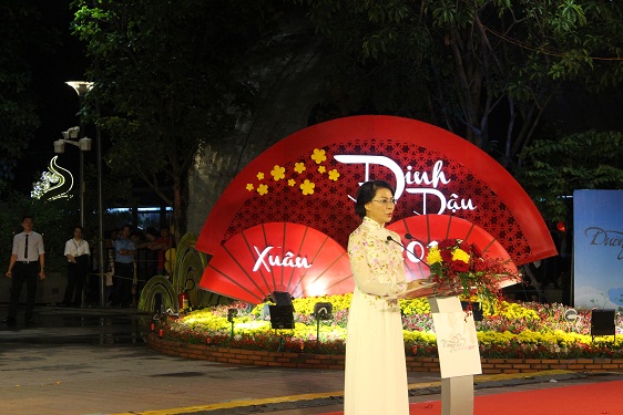 
Ph&oacute; Chủ tịch UBND TP Nguyễn Thị Thu ph&aacute;t biểu khai mạc đường hoa Nguyễn Huệ năm 2017. Ảnh: Bảo Nghi
