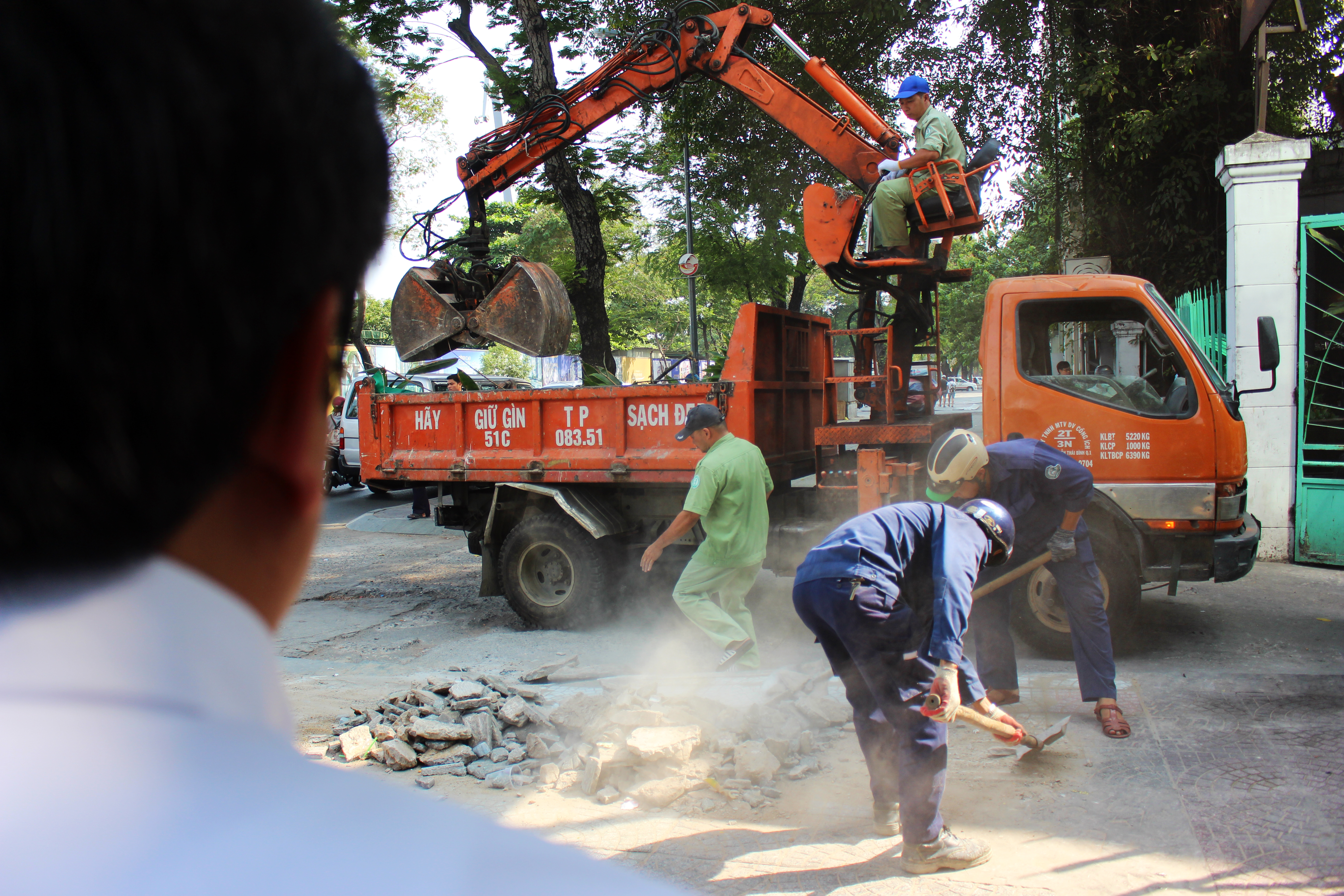 
Nhiều x&agrave; bần vương v&atilde;i tr&ecirc;n vỉa h&egrave; cũng được &ocirc;ng Hải chỉ đạo dọn dẹp trả lại vỉa h&egrave; th&ocirc;ng tho&aacute;ng, sạch sẽ.
