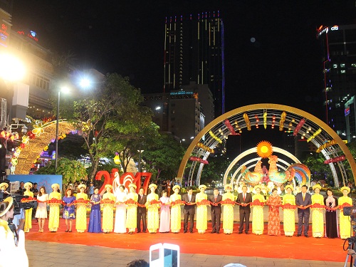 
L&atilde;nh đạo nh&agrave; nước v&agrave; TP HCM cắt băng khai mạc đường hoa Nguyễn Huệ năm 2017. Ảnh: Bảo Ngọc
