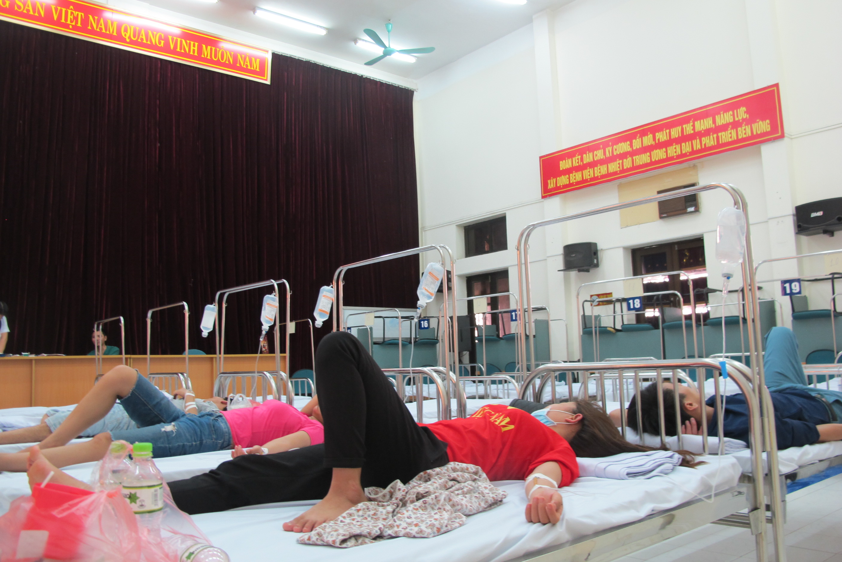 Qu&aacute; tải, hội trường th&agrave;nh ph&ograve;ng bệnh điều trị sốt xuất huyết - Ảnh 2.