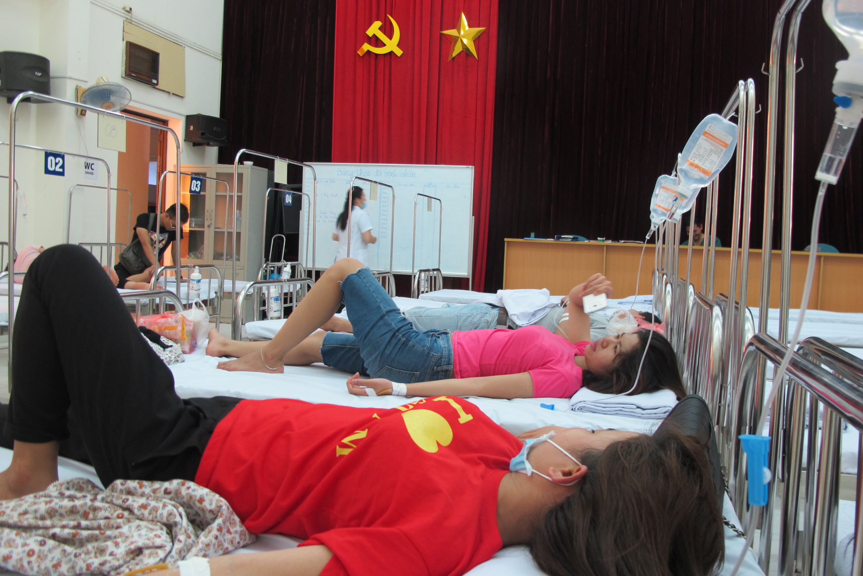 Quá tải, hội trường thành phòng bệnh điều trị sốt xuất huyết