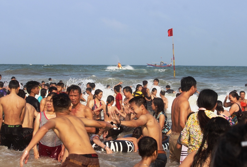 Người d&acirc;n &ugrave;n &ugrave;n xuống biển, v&agrave;o rừng trốn nắng n&oacute;ng - Ảnh 5.